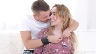 На первом же свидании пацан сделал молоденькой няшке куни и трахнул её в пилотку