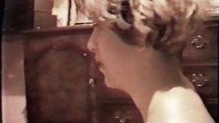 Тройник зрелой жены с молодой любовницей на диване