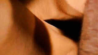 Тёлка с волосатой пиздой обменивается оральными ласками и трахается с мужиком