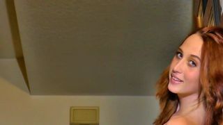 Рыжая девушка сексуально раздевается на лестнице догола