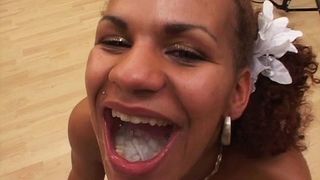 Групповуха с кучерявой мулаткой закончилась камшотами в рот и глотанием спермы