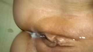 Давалка наполняет пизду кремпайем после траха в миссионерской позе